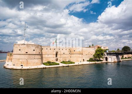 Taranto, Italie - 18 août 2021 : Château aragonais dans la mer Ionienne à Taranto Banque D'Images