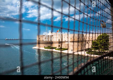 Taranto, Italie - 18 août 2021 : Château aragonais dans la mer Ionienne à Taranto Banque D'Images