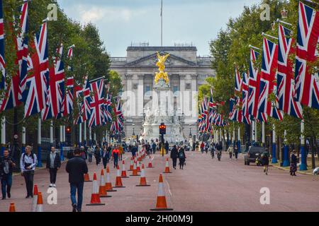 Buckingham Palace et The Mall with Union Jack Flags, Londres, Royaume-Uni, 10 octobre 2021. Banque D'Images