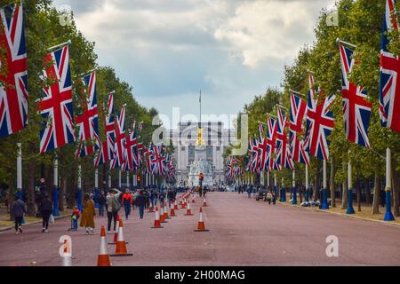 Buckingham Palace et The Mall with Union Jack Flags, Londres, Royaume-Uni, 10 octobre 2021. Banque D'Images