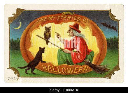 Carte de voeux / carte postale d'Halloween vintage.Début des années 1900.Les mystères de Halloween.Une sorcière à la citrouille avec un hibou et un chat noir. Banque D'Images