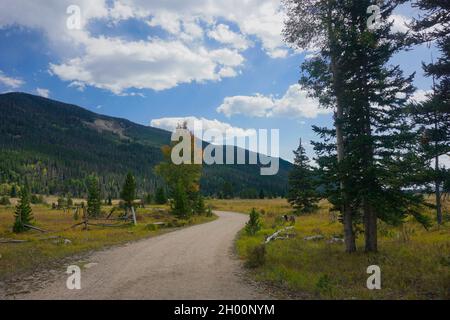 Route de terre qui s'enroule dans une vallée du parc national des montagnes Rocheuses en automne Banque D'Images