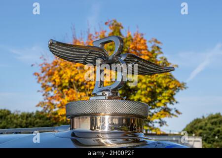 L'ornement de capot vertical Bentley Flying B remonte à plus de 90 ans à l'époque où il est apparu pour la première fois sur un modèle 1930 de 8 litres. Banque D'Images