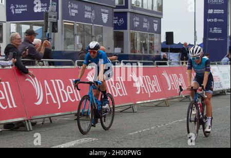 AJ Bell tournée cycliste féminine 2021 étape 5 Colchester à Clacton.Gloria Rodriguez Sanchez et Elizabeth (Lizzie) Deignan terminent la phase 5 de la course Banque D'Images