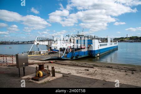 Torpoint, Cornwall, Angleterre, Royaume-Uni.2021. Le ferry Chain Roro part de Torpoint, Cornwall et traverse la rivière Tamar jusqu'à Plymouth, Devon.Cargaison de voitures Banque D'Images