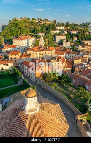 Vue de Piran depuis la tour de l'église saint George à Piran Slovénie avec les murs de Piran Piransko obzidje . Banque D'Images