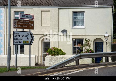 Torpoint, Cornwall, Angleterre, Royaume-Uni.2021. Maisons mitoyennes, barrière de sécurité et panneaux routiers pour les dessinements à Cornwall, Royaume-Uni Banque D'Images