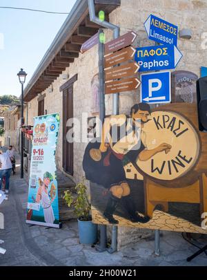 Panneau du festival du vin du village d'Arsos, Arsos, quartier de Limassol, Chypre. Banque D'Images