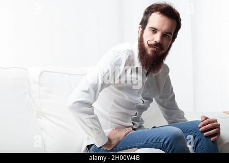 homme inquiet, partage son inquiétude avec vous, que pouvons-nous faire ? Banque D'Images