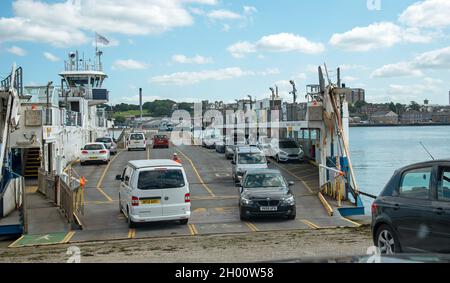 Torpoint, Cornwall, Angleterre, Royaume-Uni.2021. Les véhicules se chargent et déchargent d'un traversier en rool qui traverse la rivière Tamar entre Plymou Banque D'Images