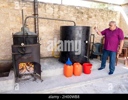 Production de Zivania, distillerie d'Avraamides, Arsos, Village, Chypre.La Zivania est une boisson alcoolisée traditionnelle de Chypre. Banque D'Images