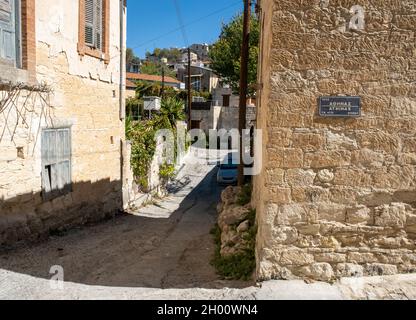 Au coin de la rue Athenas, village d'Arsos un village de montagne typique dans le quartier de Limassol à Chypre Banque D'Images
