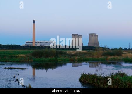 Les 4 tours de refroidissement restantes de la centrale électrique d'Eggborough dans le North Yorkshire, quelques instants avant d'être démolies par des explosions contrôlées Banque D'Images