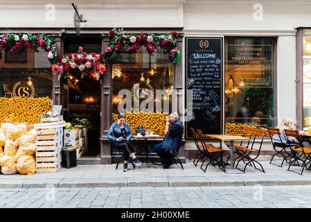 Stockholm, Suède - 9 août 2019 : personnes assises sur une table dans le café Schweizer Konditori de Gamla Stan Banque D'Images