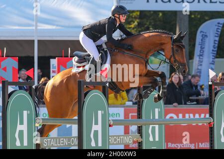 ENSCHEDE, PAYS-BAS - OCTOBRE 10: Alina Dibowski GER avec la Barbade 26 lors du salon militaire Boekelo Jumping le 10 octobre 2021 à Enschede, pays-Bas (photo par Albert Ten Hove/Orange Pictures) Banque D'Images