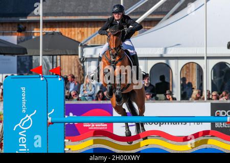 ENSCHEDE, PAYS-BAS - OCTOBRE 10: Alina Dibowski GER avec la Barbade 26 lors du salon militaire Boekelo Jumping le 10 octobre 2021 à Enschede, pays-Bas (photo par Albert Ten Hove/Orange Pictures) Banque D'Images