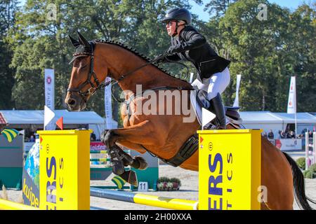 ENSCHEDE, PAYS-BAS - OCTOBRE 10: Alina Dibowski GER avec la Barbade 26 lors du salon militaire Boekelo Jumping le 10 octobre 2021 à Enschede, pays-Bas (photo par Albert Ten Hove/Orange Pictures) Banque D'Images