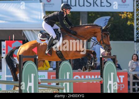 ENSCHEDE, PAYS-BAS - OCTOBRE 10: Alina Dibowski GER avec la Barbade 26 lors du salon militaire Boekelo Jumping le 10 octobre 2021 à Enschede, pays-Bas (photo par Albert Ten Hove/Orange Pictures) Banque D'Images