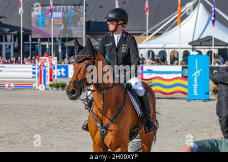 ENSCHEDE, PAYS-BAS - OCTOBRE 10: Alina Dibowski GER avec la Barbade 26 lors du salon militaire Boekelo Jumping le 10 octobre 2021 à Enschede, pays-Bas (photo par Albert Ten Hove/Orange Pictures) Banque D'Images