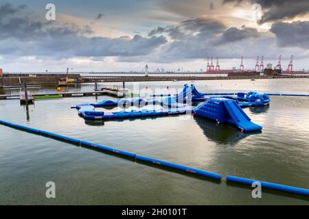 New Brighton, Wirral, Royaume-Uni: Parc aquatique Wild Shore, quai de lancement et parcours d'obstacles sur le lac marin Banque D'Images