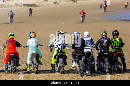 Weymouth, Dorset, Royaume-Uni. 10th octobre 2021. Des milliers de spectateurs se rassemblent à Weymouth pour observer les pilotes participer à la course annuelle de motocross sur la plage de Weymouth. Environ 300 coureurs font la course autour de la piste d'obstacles à vitesse et avec des manœuvres habiles tandis que les foules regardent l'action, écoutent le rugissement des moteurs et l'odeur des vélos. . Crédit : Carolyn Jenkins/Alay Live News Banque D'Images