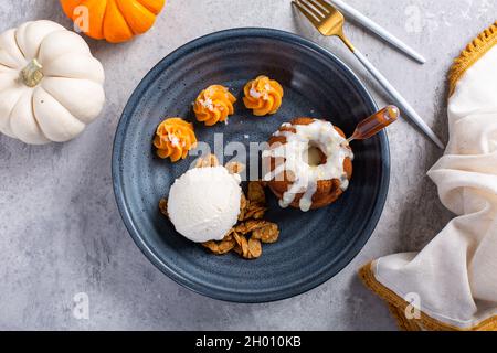 Petit gâteau de citrouille imbibé de rhum servi avec de la crème glacée Banque D'Images