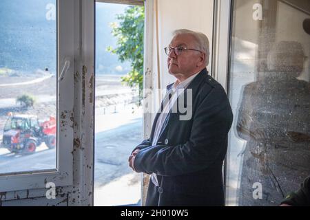 10 octobre 2021, Rhénanie-Palatinat, Mayschoß : le président fédéral Frank-Walter Steinmeier visite le village viticole de Mayschoss, qui a été lourdement détruit par la catastrophe des inondations.Il est debout dans la fenêtre de sa maison et regarde la destruction.Photo : Boris Roessler/dpa-Pool/dpa Banque D'Images
