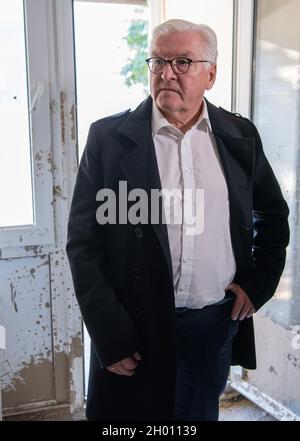 10 octobre 2021, Rhénanie-Palatinat, Mayschoß : le président fédéral Frank-Walter Steinmeier visite le village viticole de Mayschoß, qui a été lourdement endommagé par la catastrophe des inondations.Photo : Boris Roessler/dpa Banque D'Images