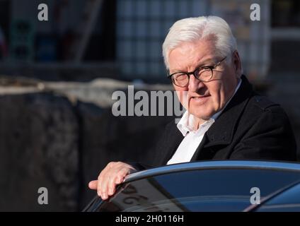 10 octobre 2021, Rhénanie-Palatinat, Mayschoß : le président fédéral Frank-Walter Steinmeier visite le village viticole de Mayschoß, qui a été lourdement endommagé par la catastrophe des inondations.Photo : Boris Roessler/dpa Banque D'Images