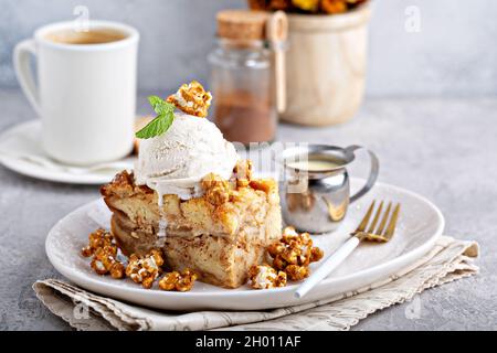 Pudding aux pommes avec sauce caramel et crème glacée Banque D'Images