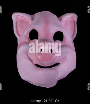 Masque de cochon d'enfant isolé sur fond noir Banque D'Images