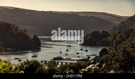 Coucher de soleil sur la rivière Dart par le village de Dittisham, South Devon, Angleterre, Royaume-Uni Banque D'Images