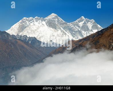 Vue sur le mont Everest, la face rocheuse de Nuptse, le mont Lhotse et le Shar de Lhotse depuis Kongde - Parc national de Sagarmatha - Népal Banque D'Images