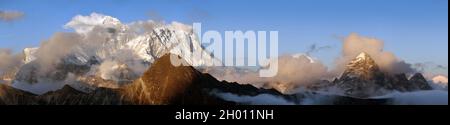 Vue panoramique en soirée du mont Everest et de Lhosse avec de beaux nuages sur le sommet de Gokyo RI - région de l'Everest, vallée de Khumbu, Népal Banque D'Images