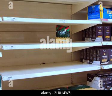 Glasgow, Écosse, Royaume-Uni 10 octobre 2021.La pénurie de chauffeurs de camions-citernes menace les étagères des supermarchés avec des avertissements qui promettent des pénuries à long terme.Vide des étagères de pâtes à sainsburys ce soir crédit Gerard Ferry/Alamy Live News Banque D'Images