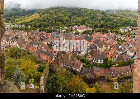 Des vignobles et des maisons à colombages caractérisent Kaysersberg en Alsace, en France Banque D'Images