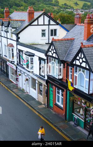 Une rangée de boutiques d'époque haut de rue colorées fait face à Conwy Nord du pays de Galles Banque D'Images