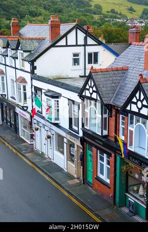 Une rangée de boutiques d'époque haut de rue colorées fait face à Conwy Nord du pays de Galles Banque D'Images