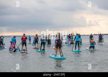 10 octobre 2021.Southend on Sea, Royaume-Uni.Un grand groupe de paddleboarders profitent du beau temps et se rendent dans l'estuaire de la Tamise depuis la plage de Chalkwell.Penelope Barritt/alamy Live News Banque D'Images