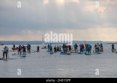 10 octobre 2021.Southend on Sea, Royaume-Uni.Un grand groupe de paddleboarders profitent du beau temps et se rendent dans l'estuaire de la Tamise depuis la plage de Chalkwell.Penelope Barritt/alamy Live News Banque D'Images