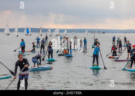 10 octobre 2021.Southend on Sea, Royaume-Uni.Un grand groupe de paddleboarders profitent du beau temps et se rendent dans l'estuaire de la Tamise depuis la plage de Chalkwell.Penelope Barritt/alamy Live News Banque D'Images