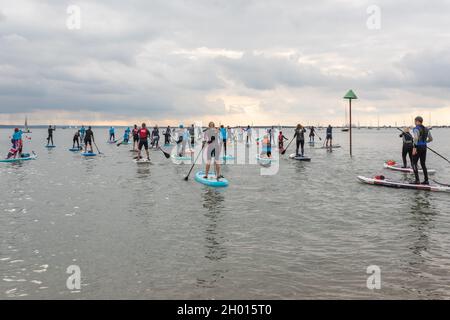 10 octobre 2021.Southend on Sea, Royaume-Uni.Un grand groupe de paddleboarders profitent du beau temps et se rendent dans l'estuaire de la Tamise depuis la plage de Chalkwell.Penelope Barritt/alamy Live News Banque D'Images