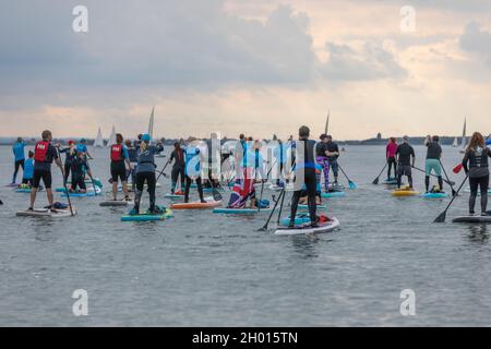 10 octobre 2021.Southend on Sea, Royaume-Uni.Un grand groupe de paddleboarders profitent du beau temps et se rendent dans l'estuaire de la Tamise depuis la plage de Chalkwell.Penelope Barritt/alamy Live News Banque D'Images