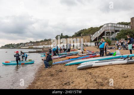 10 octobre 2021.Southend on Sea, Royaume-Uni.Un grand groupe de paddleboarders profitent du beau temps et se rendent dans l'estuaire de la Tamise depuis la plage de Chalkwell.Penelope Barritt/alamy Live News Banque D'Images