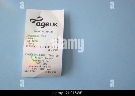 Age UK Charity Shop jusqu'au reçu. Banque D'Images