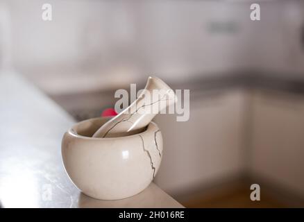 Gros plan du mortier de marbre et du pilon sur le plan de travail de la cuisine à des fins de cuisson ou pour la pharmacie et le laboratoire Banque D'Images