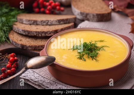 Soupe de potiron crème maison, sur fond de bois. Banque D'Images