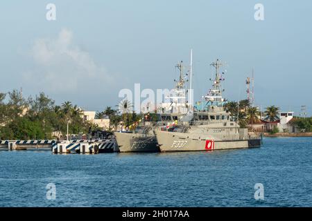 Isla Mujeres, Quintana Roo, Mexique - 13 septembre 2021 : navires militaires de la marine mexicaine, à Isla Mujeres près du port de ferry Banque D'Images