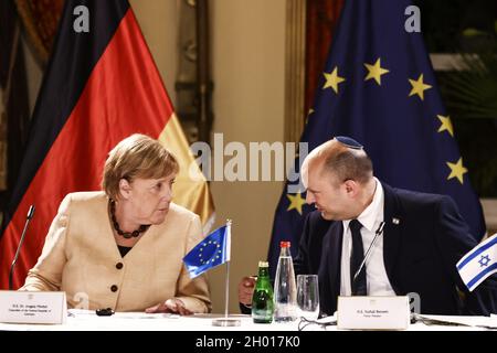 Jérusalem, Israël.10 octobre 2021.La chancelière allemande Angela Merkel et le Premier ministre israélien Naftali Bennett discutèrent lors d'une table ronde avec des entrepreneurs israéliens à Jérusalem, le dimanche 10 octobre 2021.Photo de piscine par Ronen Zvulun/UPI crédit: UPI/Alamy Live News Banque D'Images