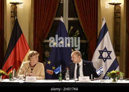 Jérusalem, Israël.10 octobre 2021.La chancelière allemande Angela Merkel et le Premier ministre israélien Naftali Bennett discutèrent lors d'une table ronde avec des entrepreneurs israéliens à Jérusalem, le dimanche 10 octobre 2021.Photo de piscine par Ronen Zvulun/UPI crédit: UPI/Alamy Live News Banque D'Images